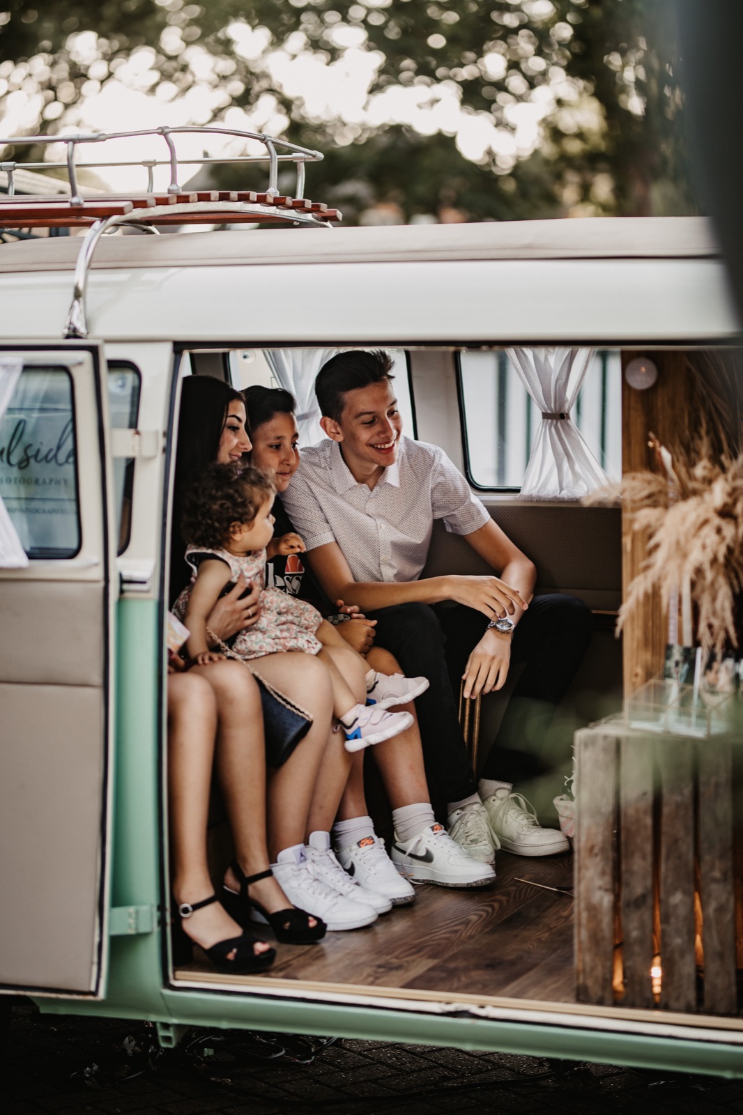 Familie im Foto-Bulli