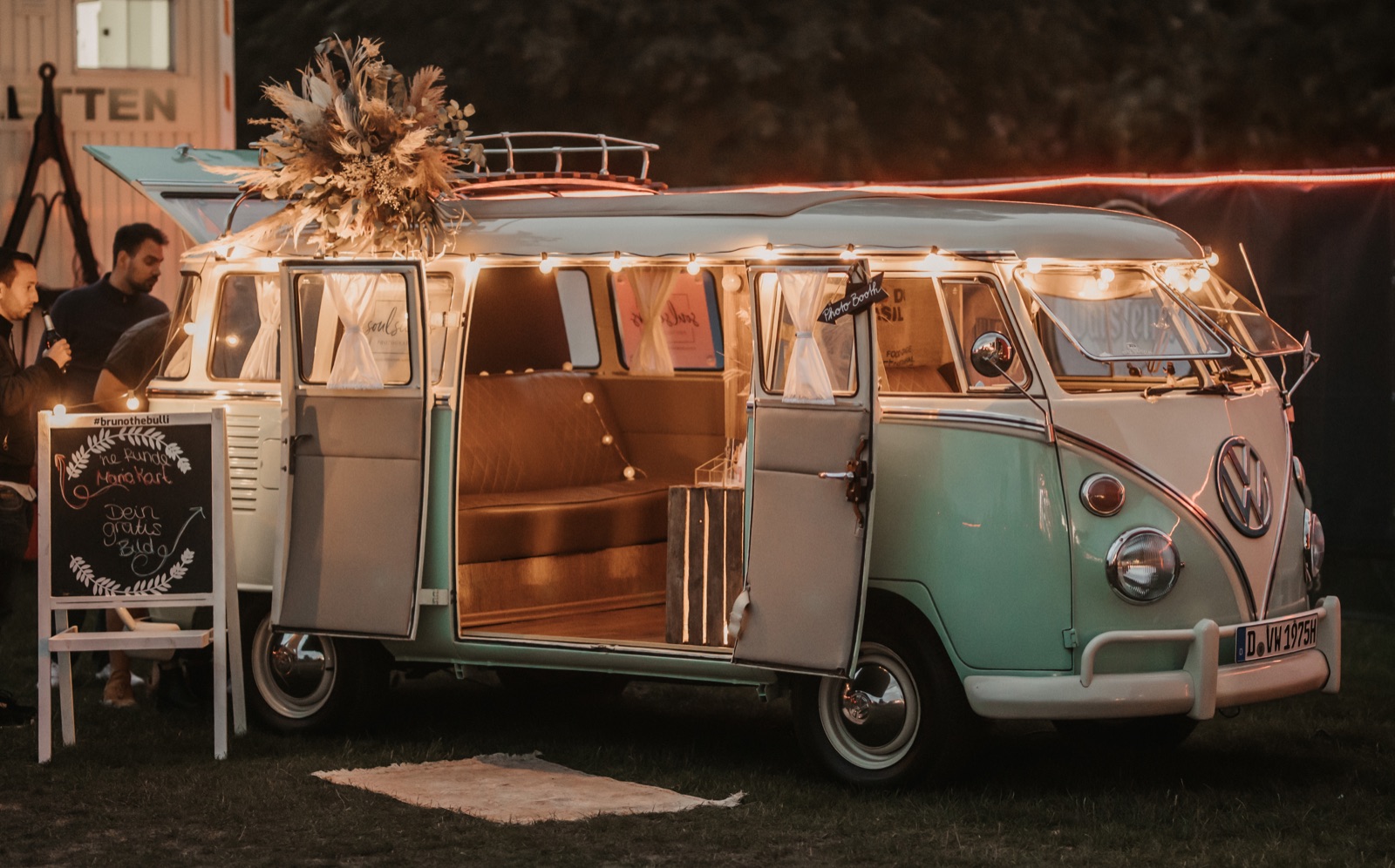 Foto-Bulli mit Lichterketten am Abend
